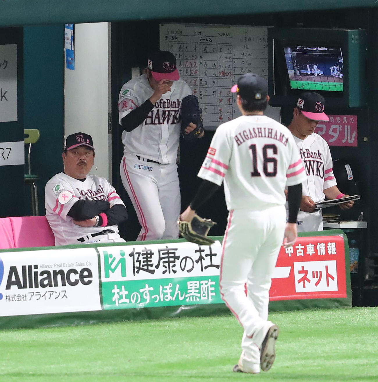 ソフトバンク対西武　8回途中で降板する東浜（手前）とベンチで腕を組む藤本監督（撮影・梅根麻紀）
