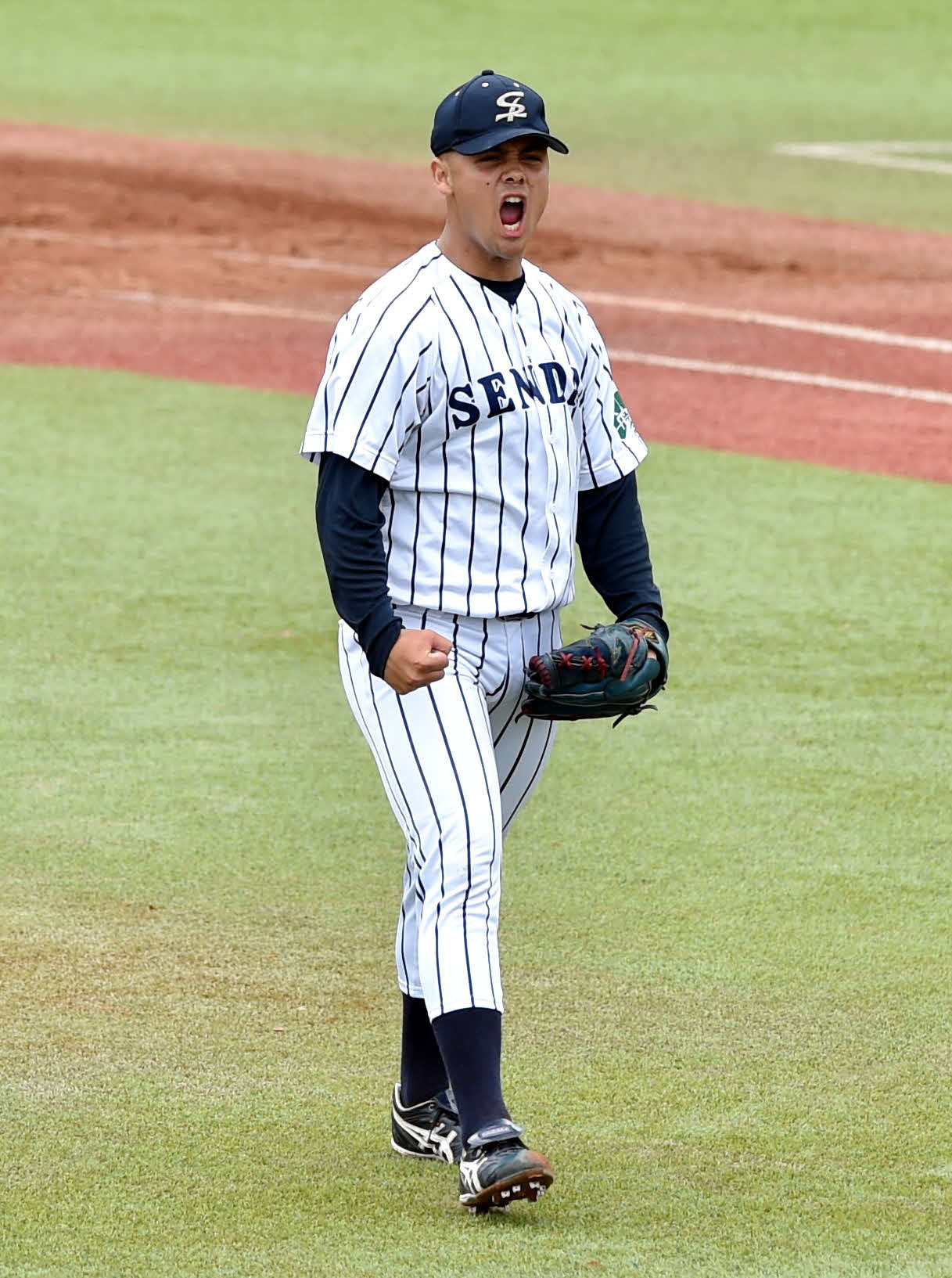 仙台大対東北福祉大　5回裏東北福祉大2死満塁、石井を三振に抑え、雄たけびを上げる仙台大・ジャクソン（撮影・相沢孔志）