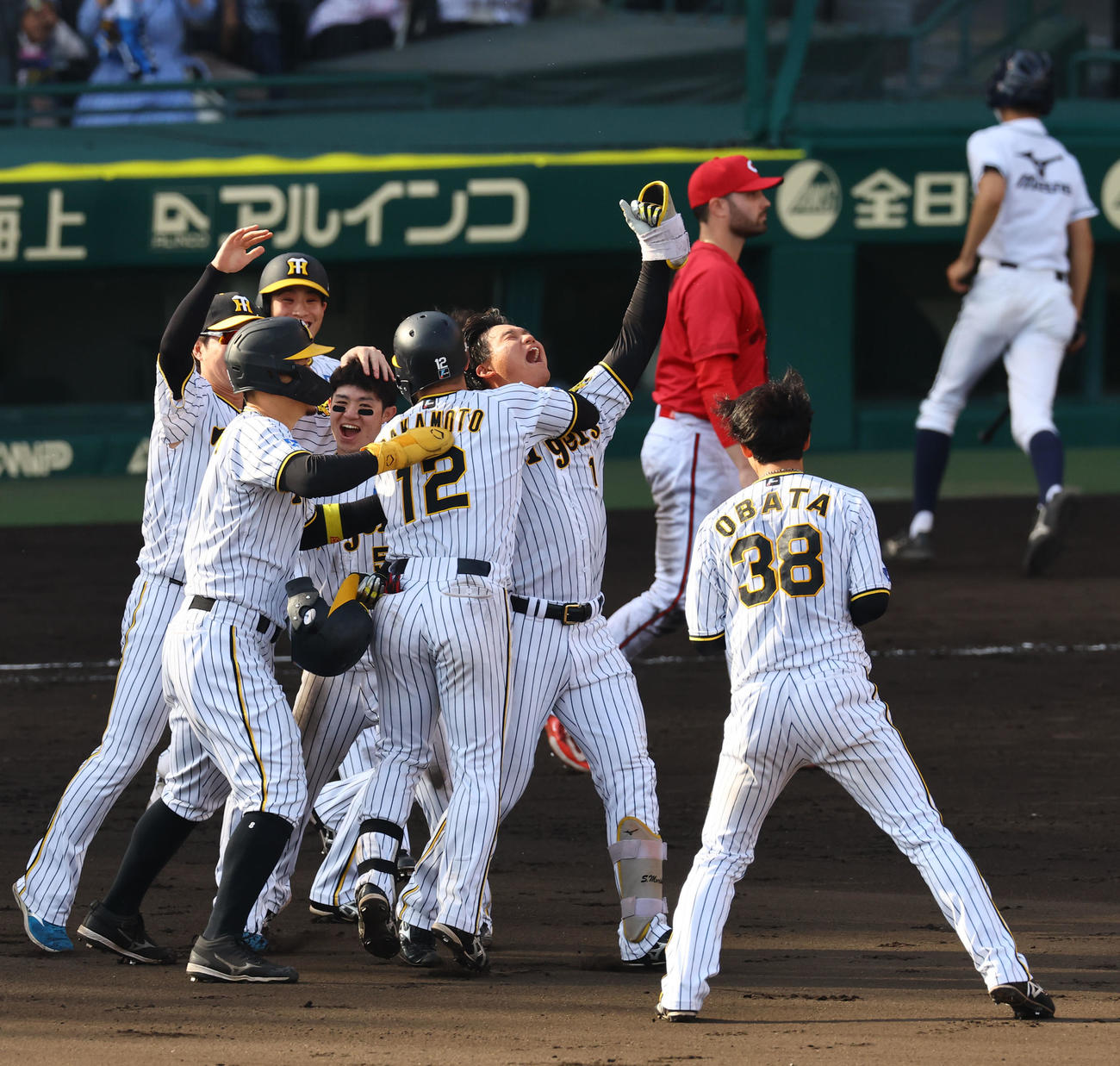 阪神対広島　9回裏阪神2死一、二塁、左前にサヨナラ打を放ちガッツポーズで喜ぶ森下（右から3人目）（撮影・藤尾明華）
