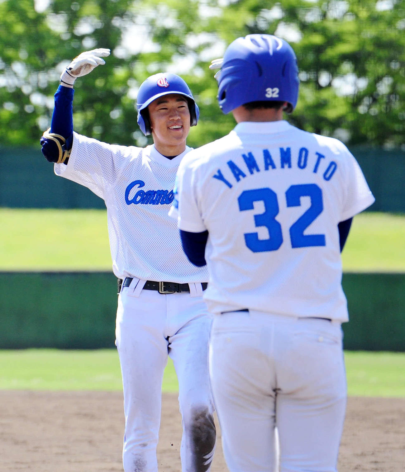 全新潟ブラックス戦で中前適時打を放ち、笑顔の新潟コンマーシャル倶楽部・五十嵐樹
