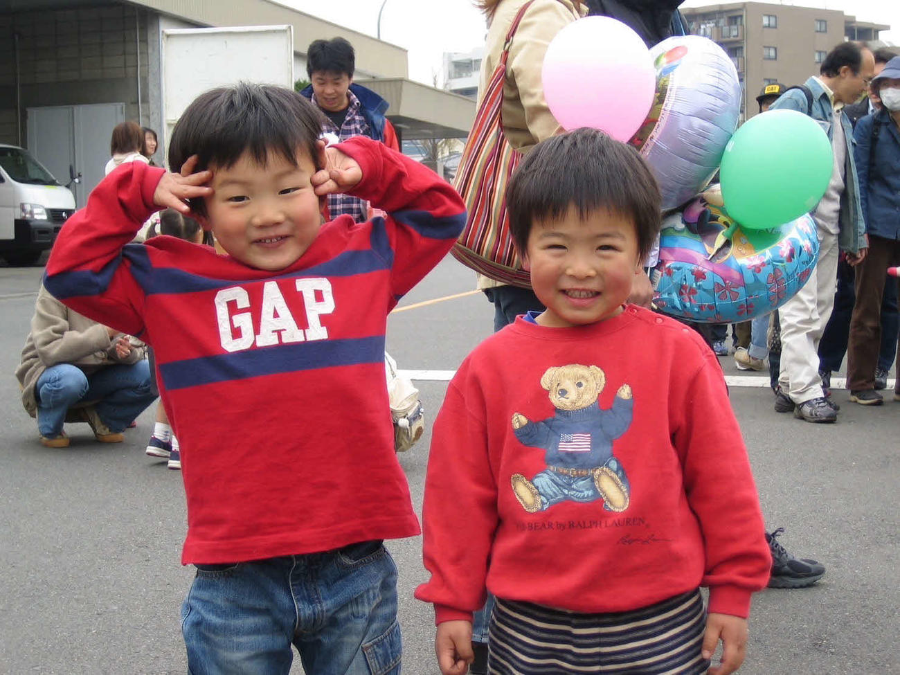 幼稚園時代の2ショット、阪神森下（左）と幼なじみの諏訪部さん（諏訪部さん提供）
