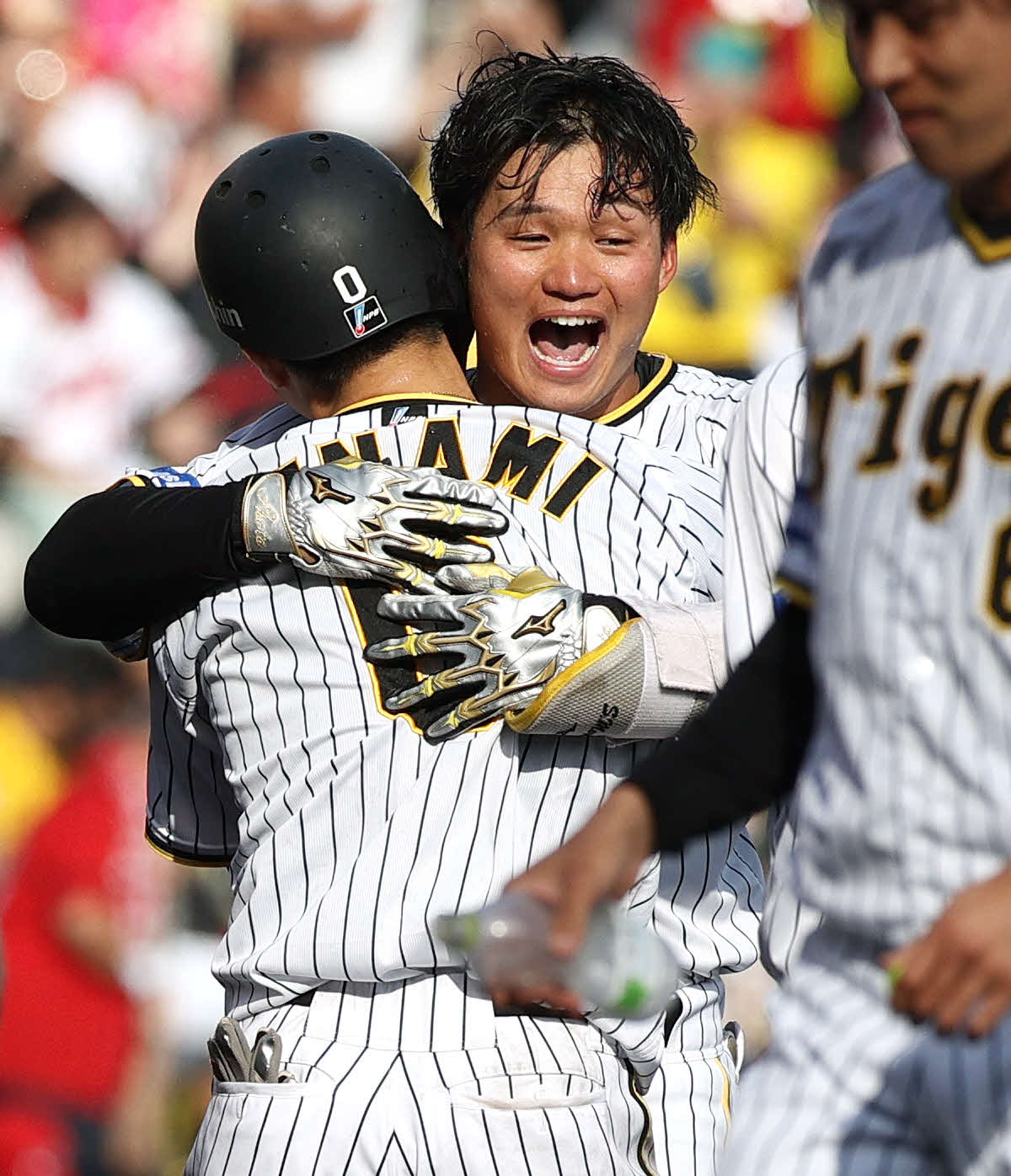 9回裏阪神2死一、二塁、サヨナラ打を放ち歓喜する森下（奥）（撮影・上山淳一）
