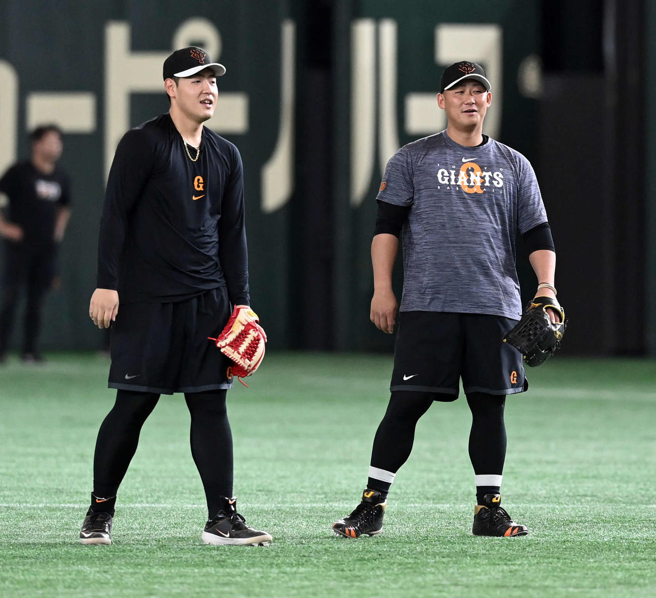 巨人対中日　練習に参加した巨人中田（右）は岡本和と笑顔を見せる（撮影・たえ見朱実）