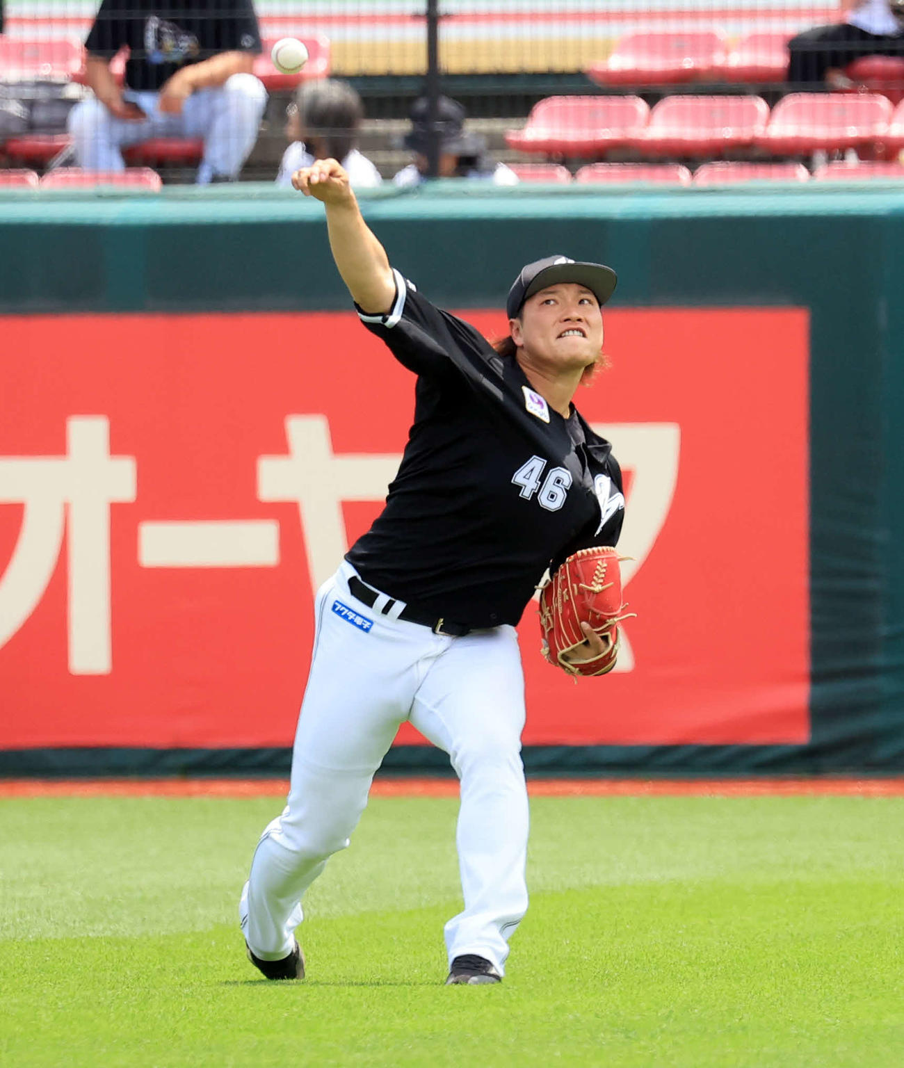 楽天対ロッテ　試合前、キャッチボールするロッテ岩下（撮影・浅見桂子）
