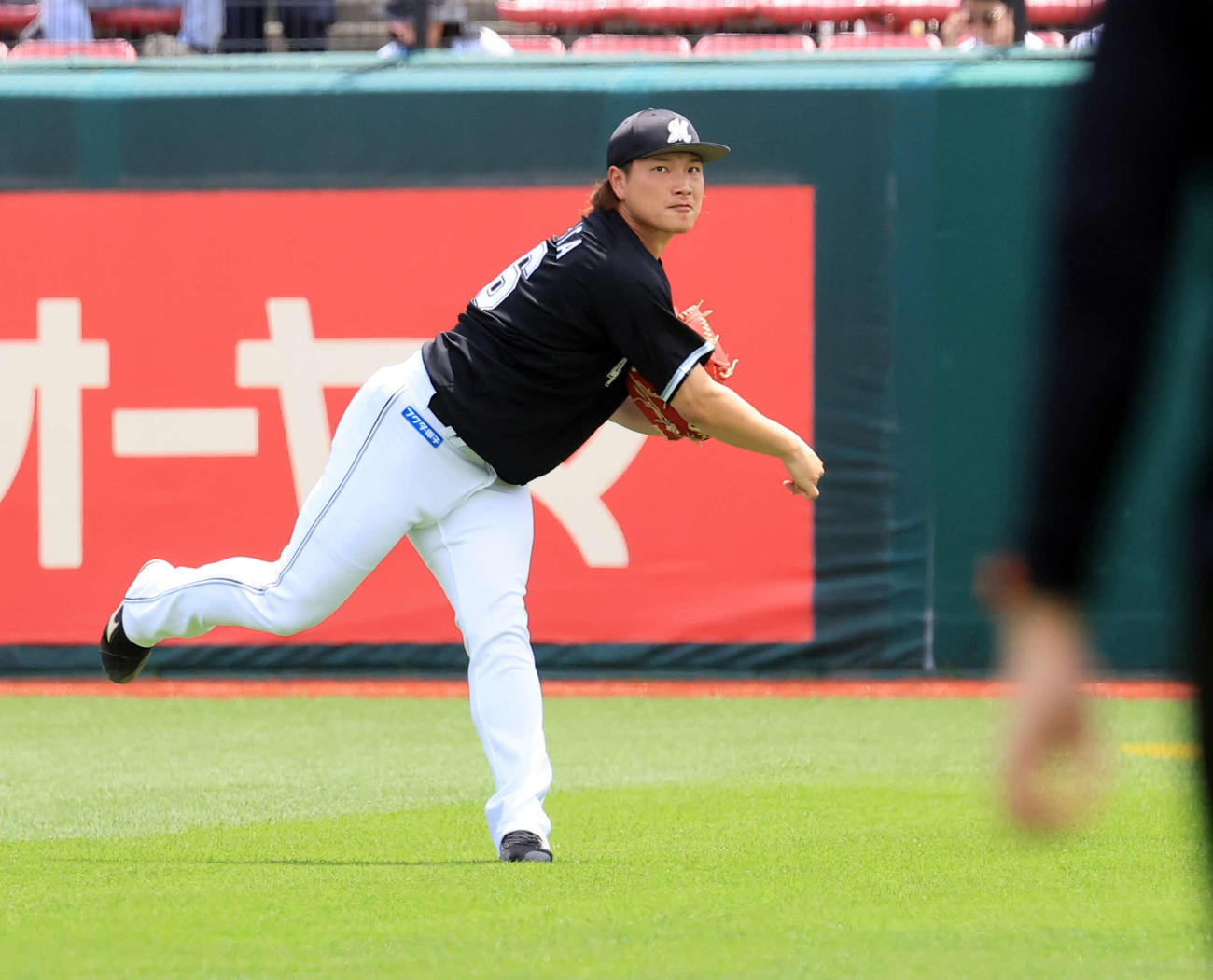楽天対ロッテ　試合前、キャッチボールするロッテ岩下（撮影・浅見桂子）