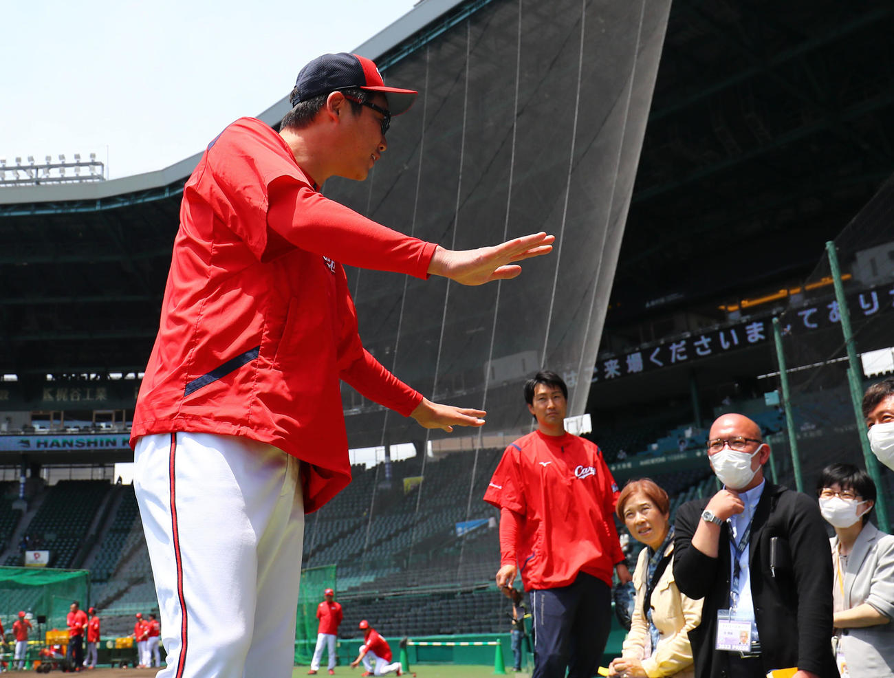 阪神対広島　記者と話をする広島新井監督（撮影・藤尾明華）