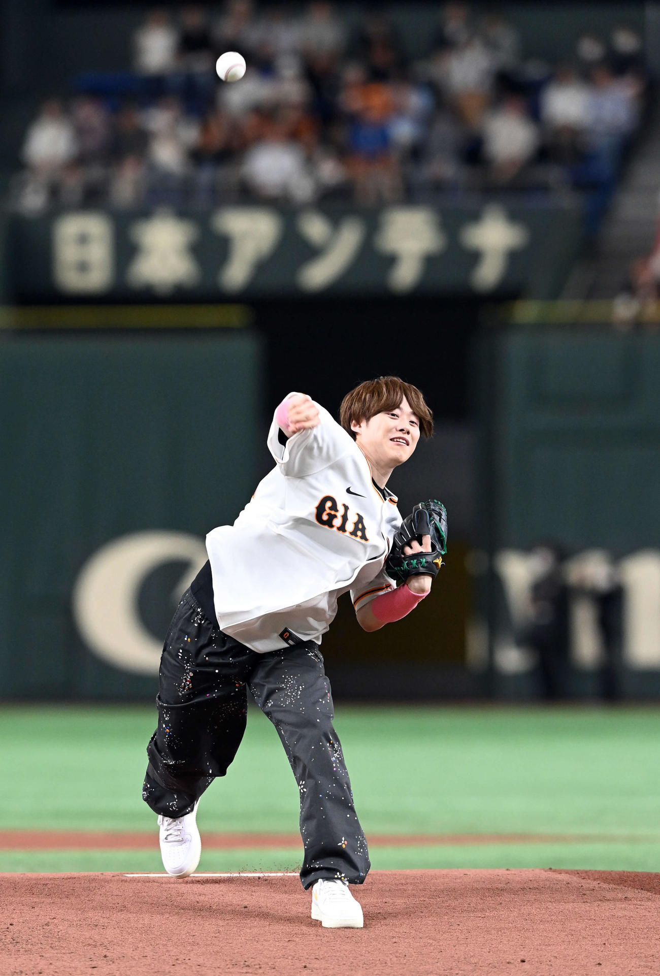 巨人対中日　ファーストピッチセレモニーを務めた「なにわ男子」の大橋和也（撮影・たえ見朱実）