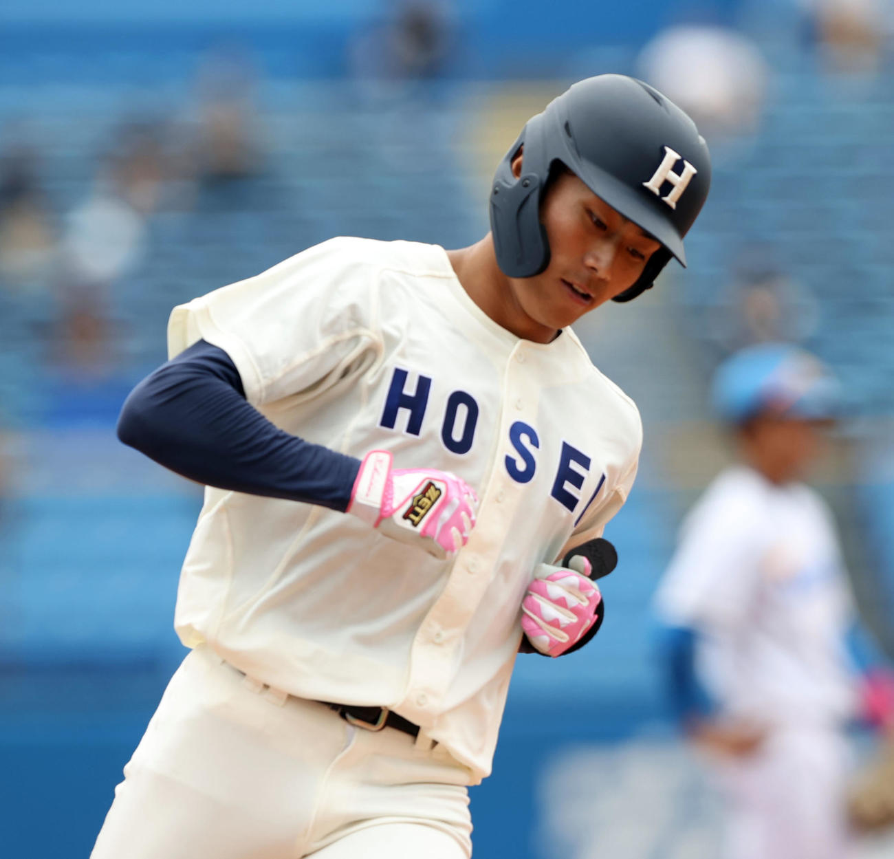 東大対法大　5回裏法大1死、右越え本塁打を放つ法大・姫木（撮影・大野祥一）