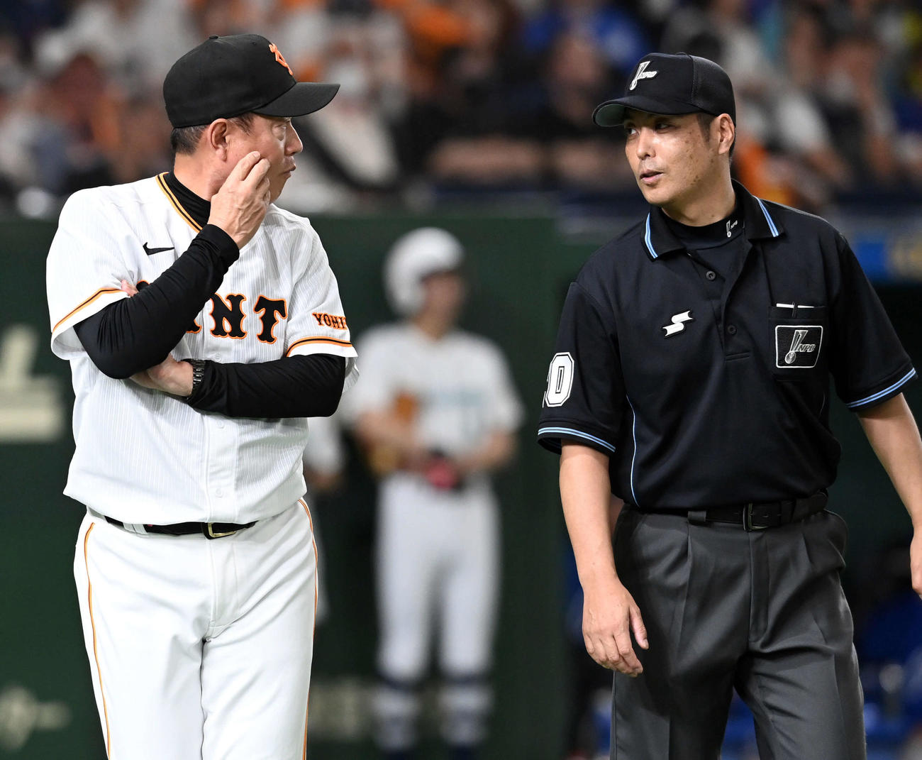巨人対中日　3回裏、坂本の本塁打が取り消され二塁打となった件で審判と話をする巨人原監督（撮影・たえ見朱実）