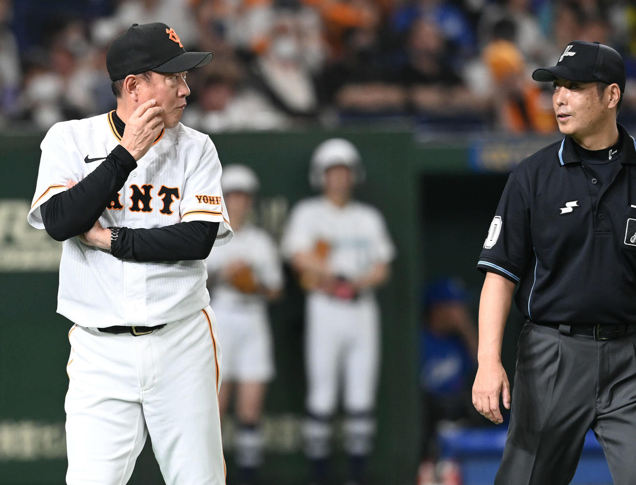 巨人対中日　3回裏、坂本の本塁打が取り消され二塁打となった件で審判と話をする巨人原監督（撮影・たえ見朱実）