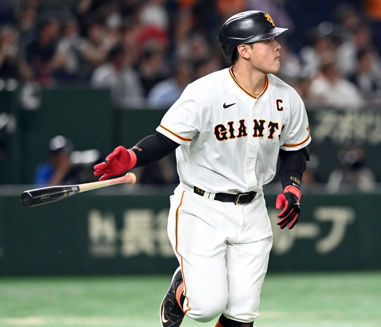 巨人対中日　7回裏巨人2死一塁、中越えに2点本塁打を放った岡本和（撮影・たえ見朱実）