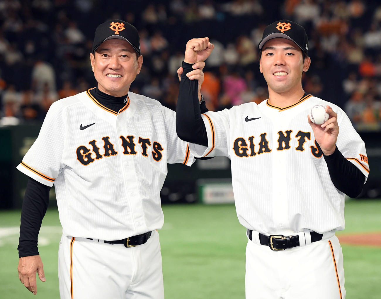 巨人対中日　プロ入り初勝利を飾り原監督（左）と記念撮影に納まる巨人松井颯（撮影・たえ見朱実）