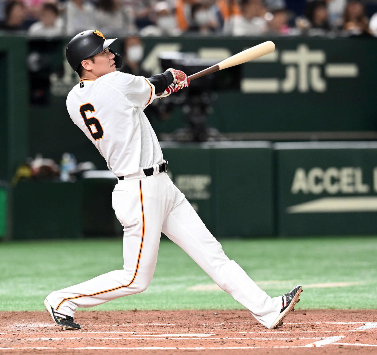 巨人対中日　3回裏巨人2死、フェンス直撃の二塁打を放つ坂本（撮影・たえ見朱実）