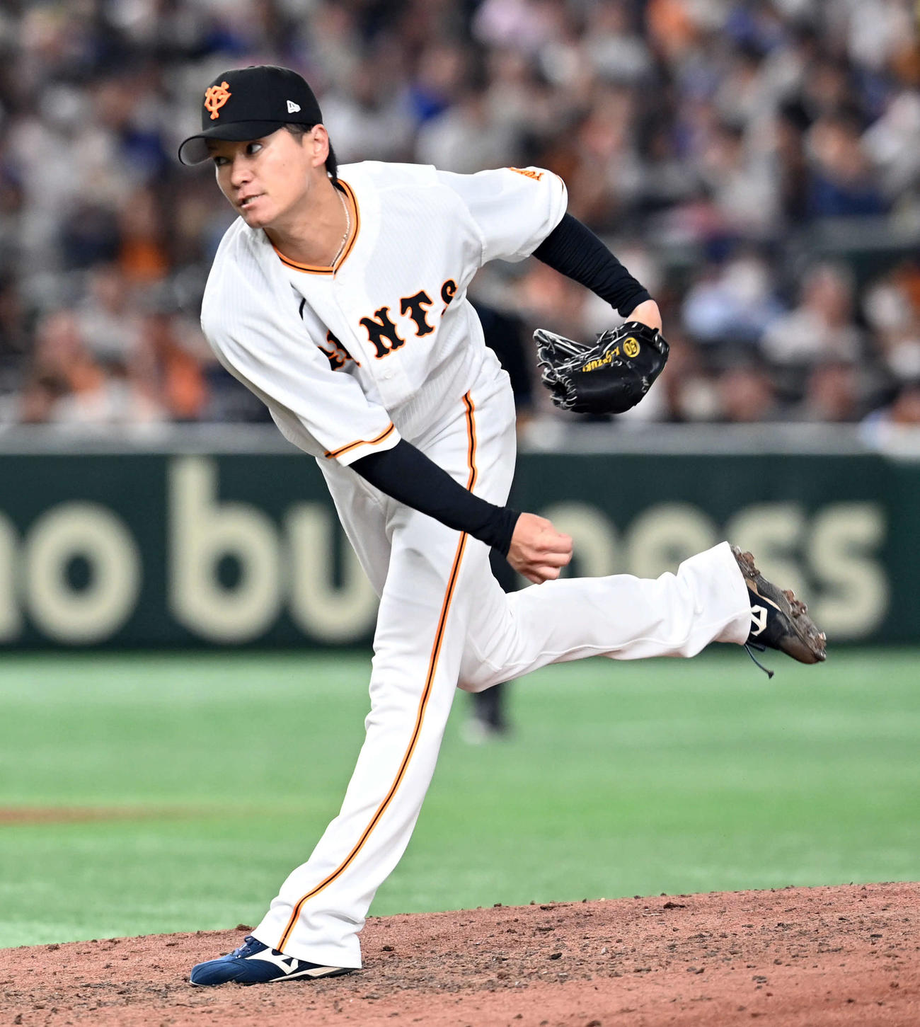 巨人対中日　8回からマウンドに上がった巨人鈴木康（撮影・たえ見朱実）