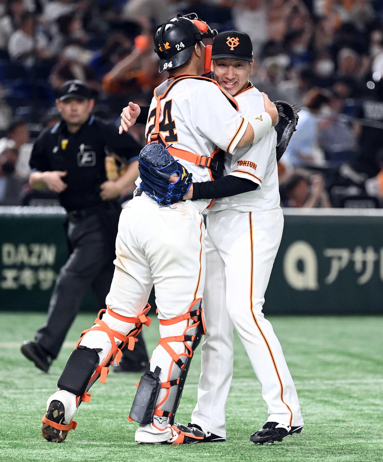巨人対中日　中日に勝利し大城卓と抱き合う巨人大勢（撮影・たえ見朱実）