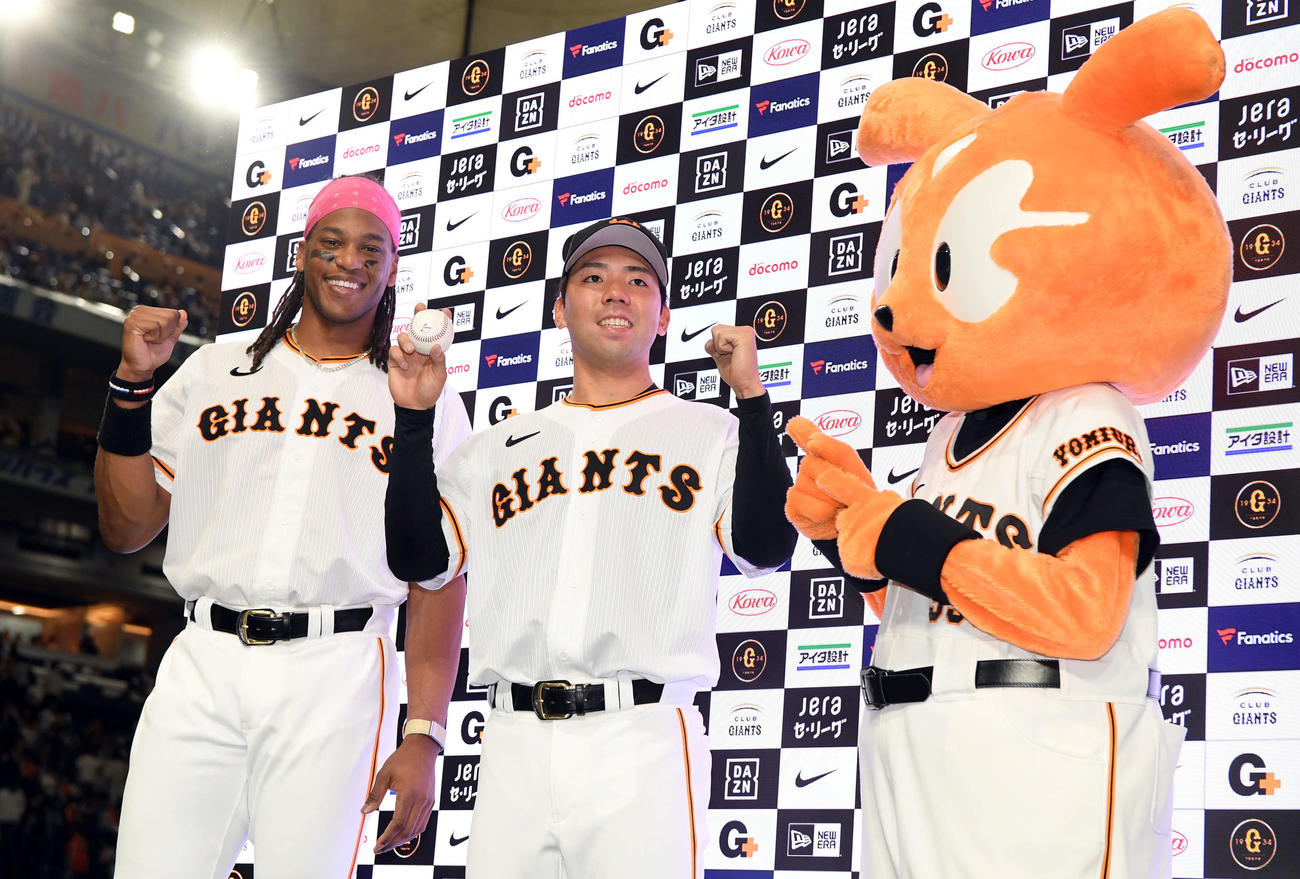 巨人対中日　プロ初勝利を飾った巨人松井颯（中央）は打のヒーローのウォーカーと記念撮影に納まる（撮影・たえ見朱実）