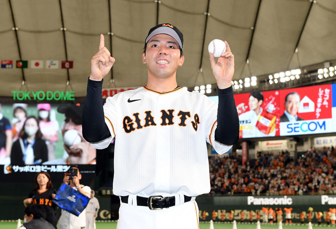 巨人対中日　プロ初勝利を飾りポーズを決める巨人松井颯（撮影・たえ見朱実）