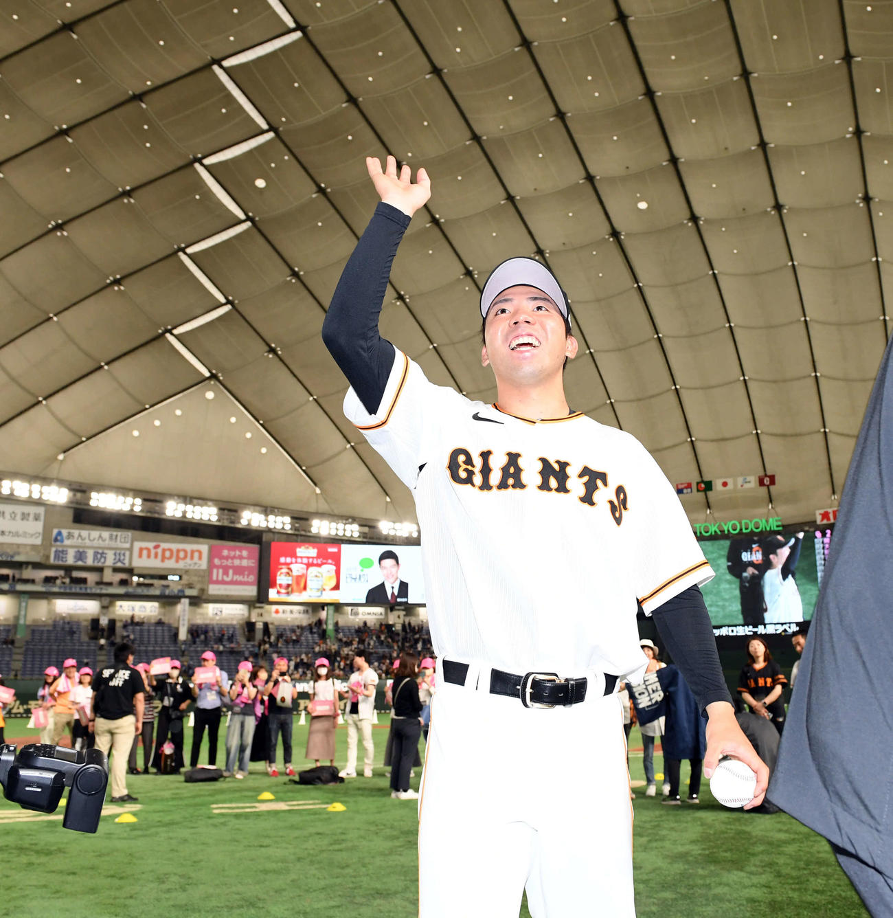 巨人対中日　プロ初勝利を飾った巨人松井颯は、ファンの声援に笑顔で応える（撮影・たえ見朱実）