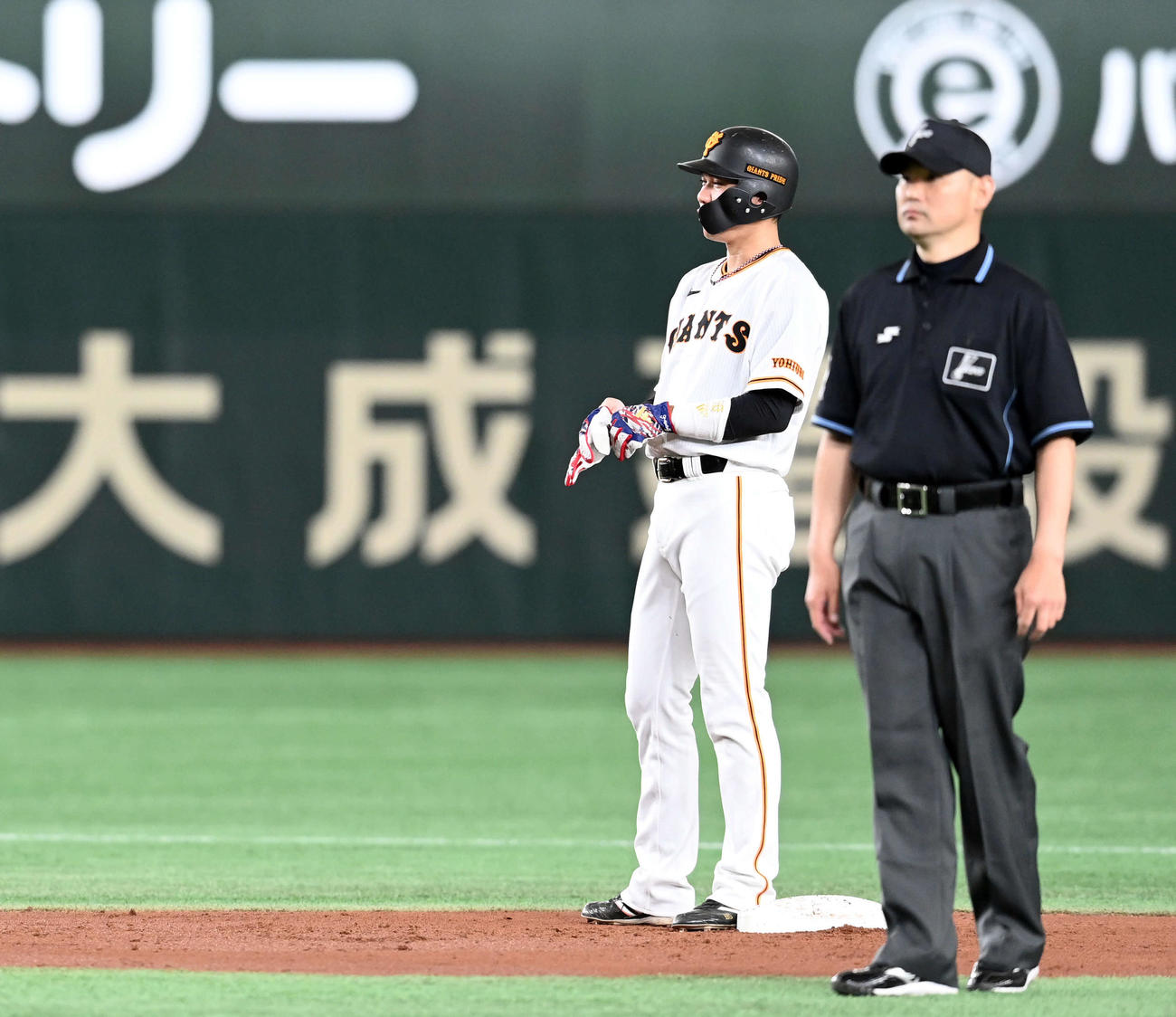 巨人対中日　3回裏巨人2死、右越えのソロ本塁打と判定されるもリクエスト判定で覆され二塁打となる坂本（撮影・たえ見朱実）