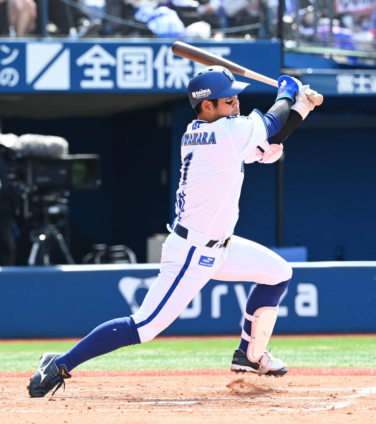 DeNA対ヤクルト　2回裏DeNA2死、桑原は右中間へ三塁打を放つ（撮影・山崎安昭）