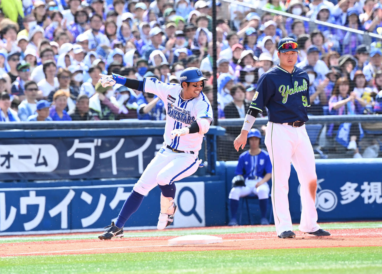 DeNA対ヤクルト　2回裏DeNA2死、三塁打を放った桑原（左）は三塁を回ったところで急停止。三塁手村上（撮影・山崎安昭）