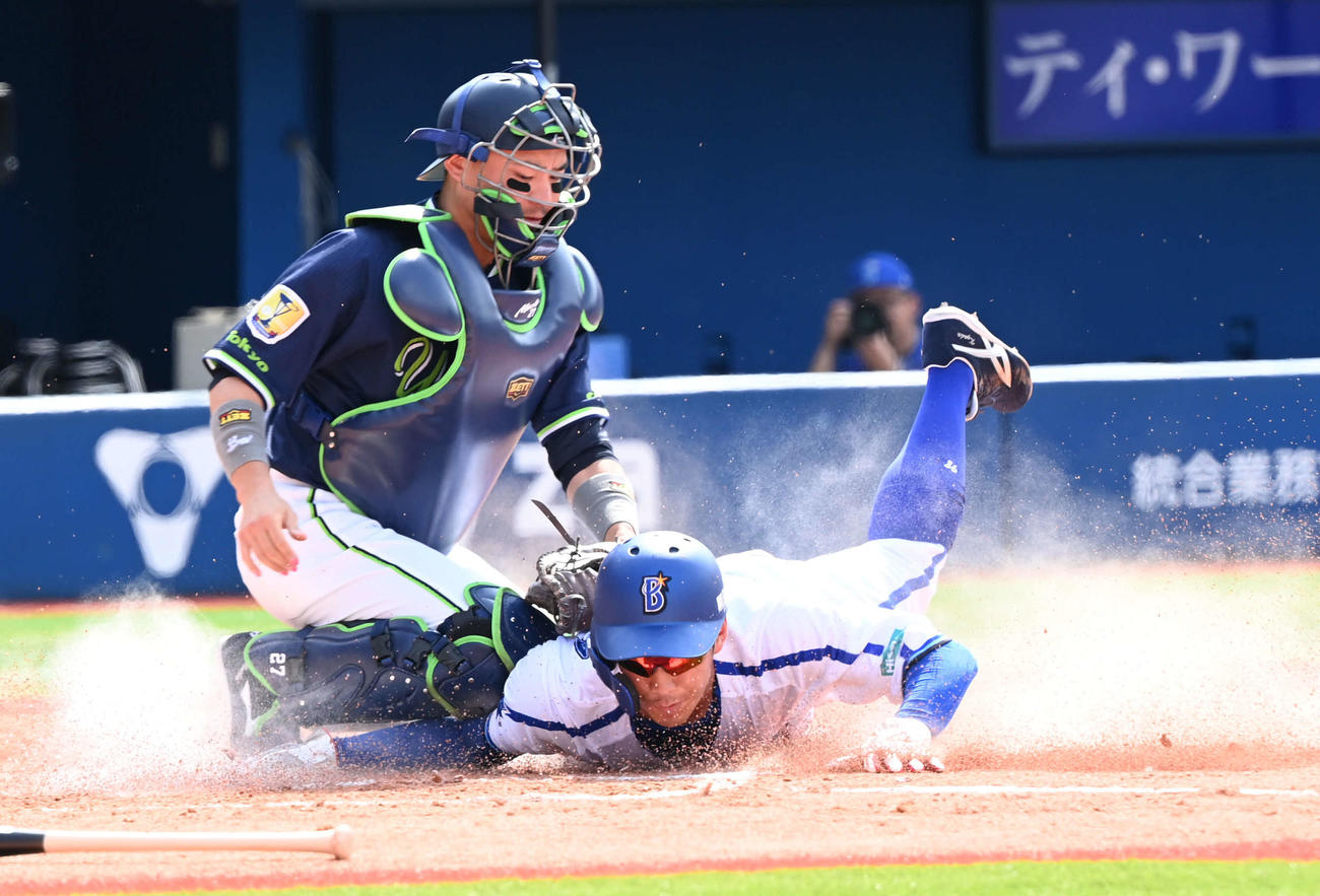 DeNA対ヤクルト　2回裏DeNA2死一、二塁、佐野の左前打で本塁突入した二塁走者京田（右）は中村にタッチされアウト（撮影・山崎安昭）