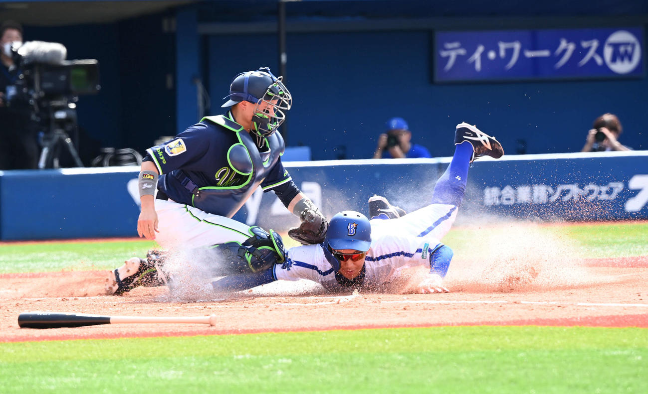 DeNA対ヤクルト　2回裏DeNA2死一、二塁、佐野の左前打で本塁突入した二塁走者京田（右）は中村にタッチされアウト（撮影・山崎安昭）