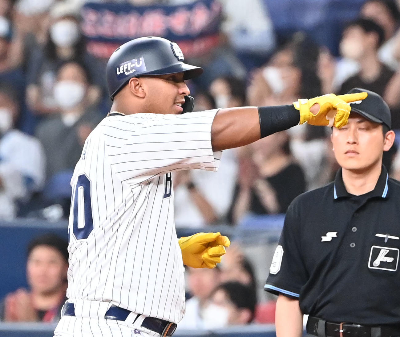 オリックス対日本ハム　5回裏オリックス無死二、三塁、左前適時打を放ったセデーニョはポーズ（撮影・和賀正仁）
