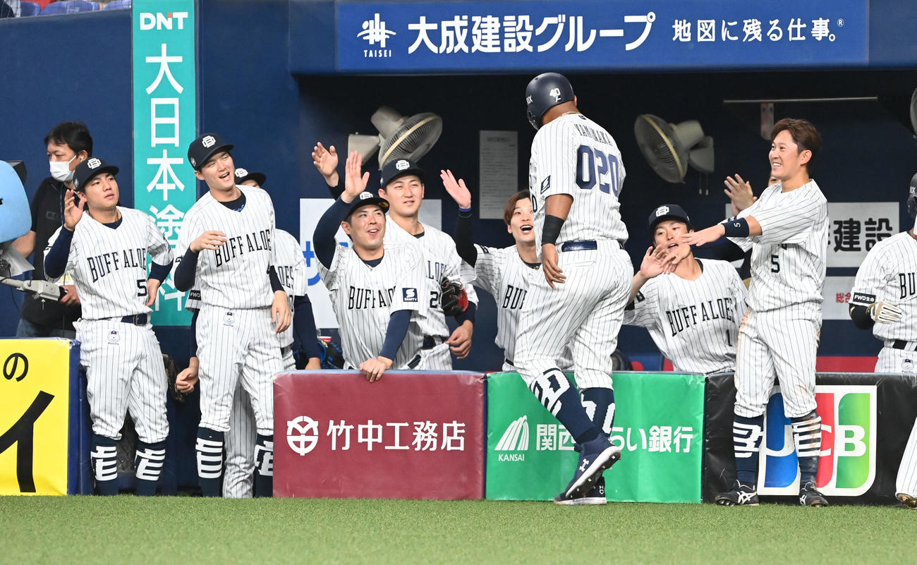 オリックス対日本ハム　2回裏オリックス1死一、三塁、中越えに適時二塁打を放ったセデーニョはナインの出迎えを受ける（撮影・和賀正仁）