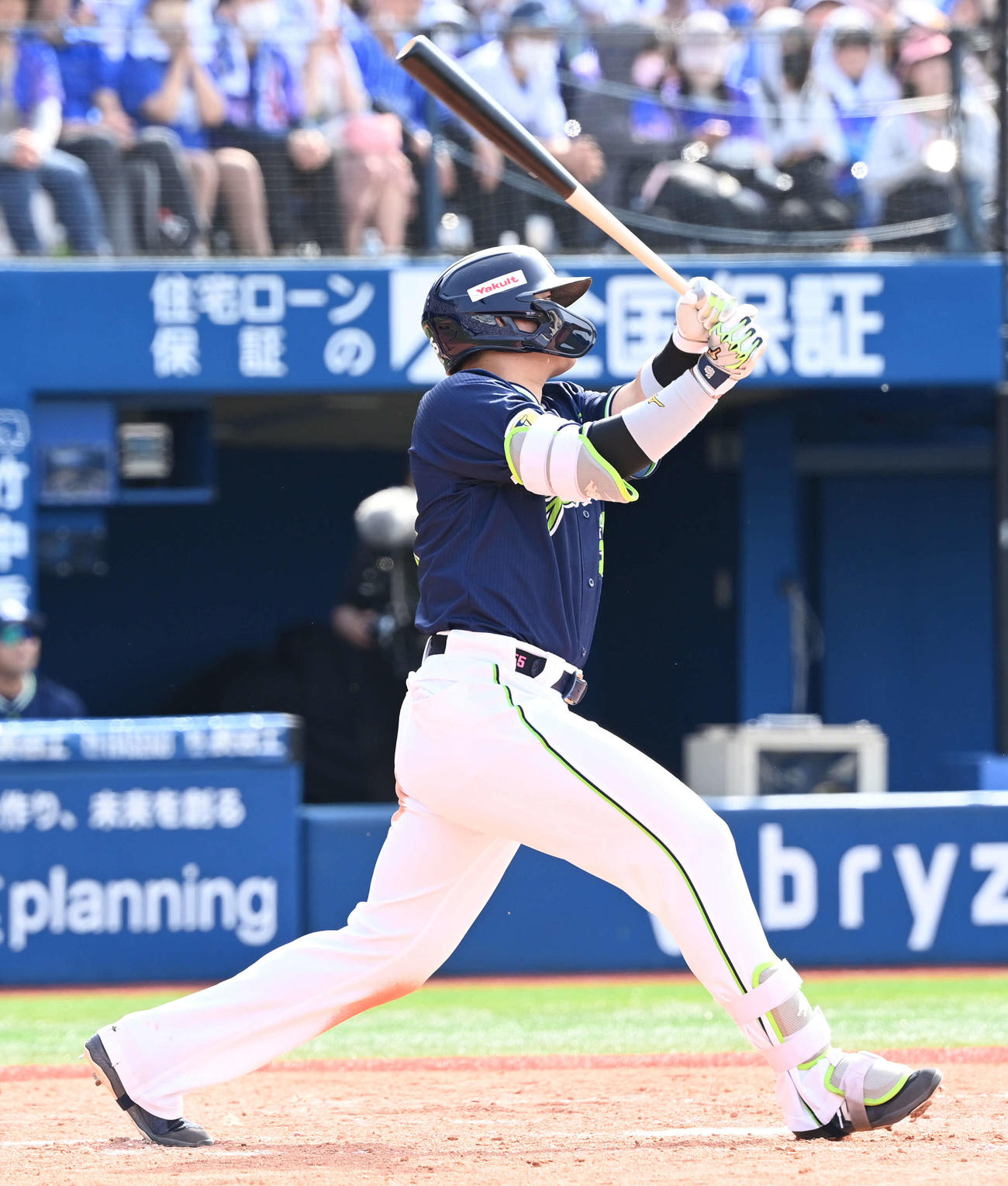 DeNA対ヤクルト　4回表ヤクルト無死一塁、村上は中越え2点本塁打を放つ（撮影・山崎安昭）