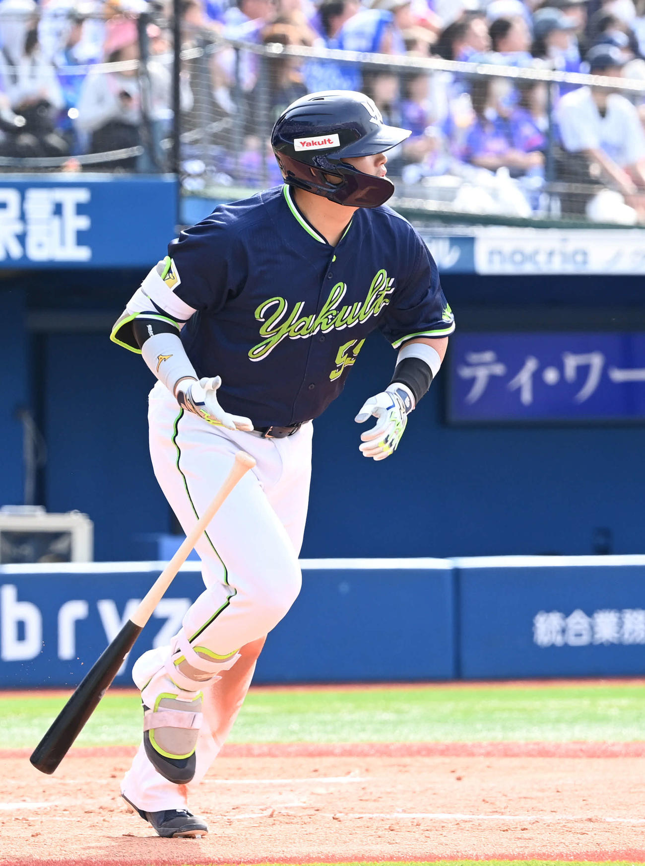 DeNA対ヤクルト　4回表ヤクルト無死一塁、村上は中越え2点本塁打を放つ（撮影・山崎安昭）