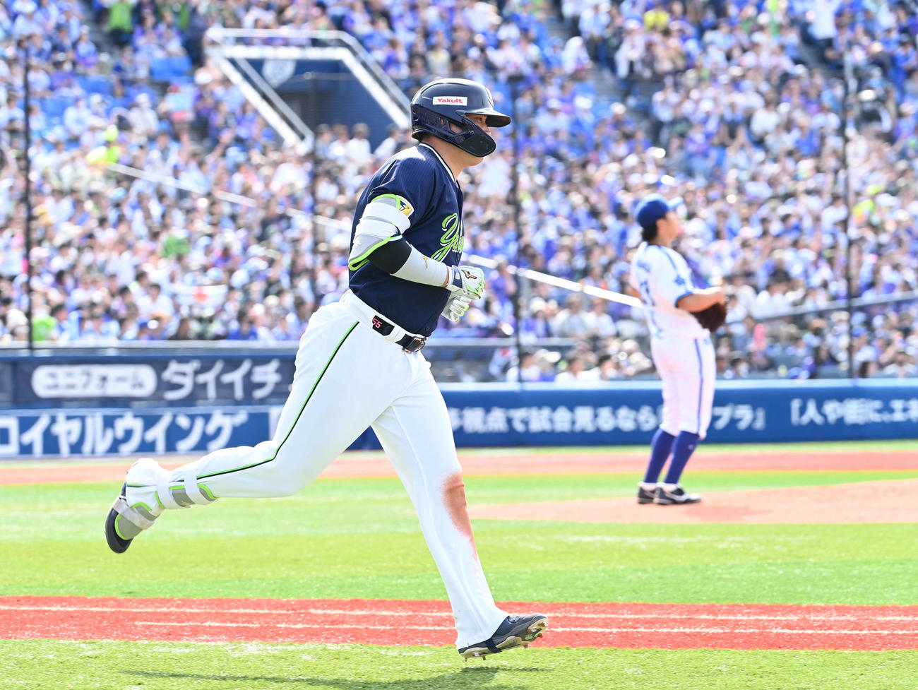 DeNA対ヤクルト　4回表ヤクルト無死一塁、中越え2点本塁打を放った村上（手前）はゆっくりとダイヤモンドを回る。投手今永（撮影・山崎安昭）
