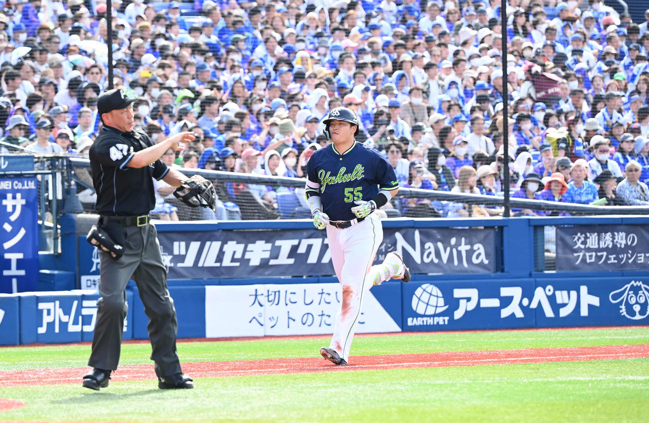 DeNA対ヤクルト　4回表ヤクルト無死一塁、中越え2点本塁打を放った村上はゆっくりとダイヤモンドを回る（撮影・山崎安昭）