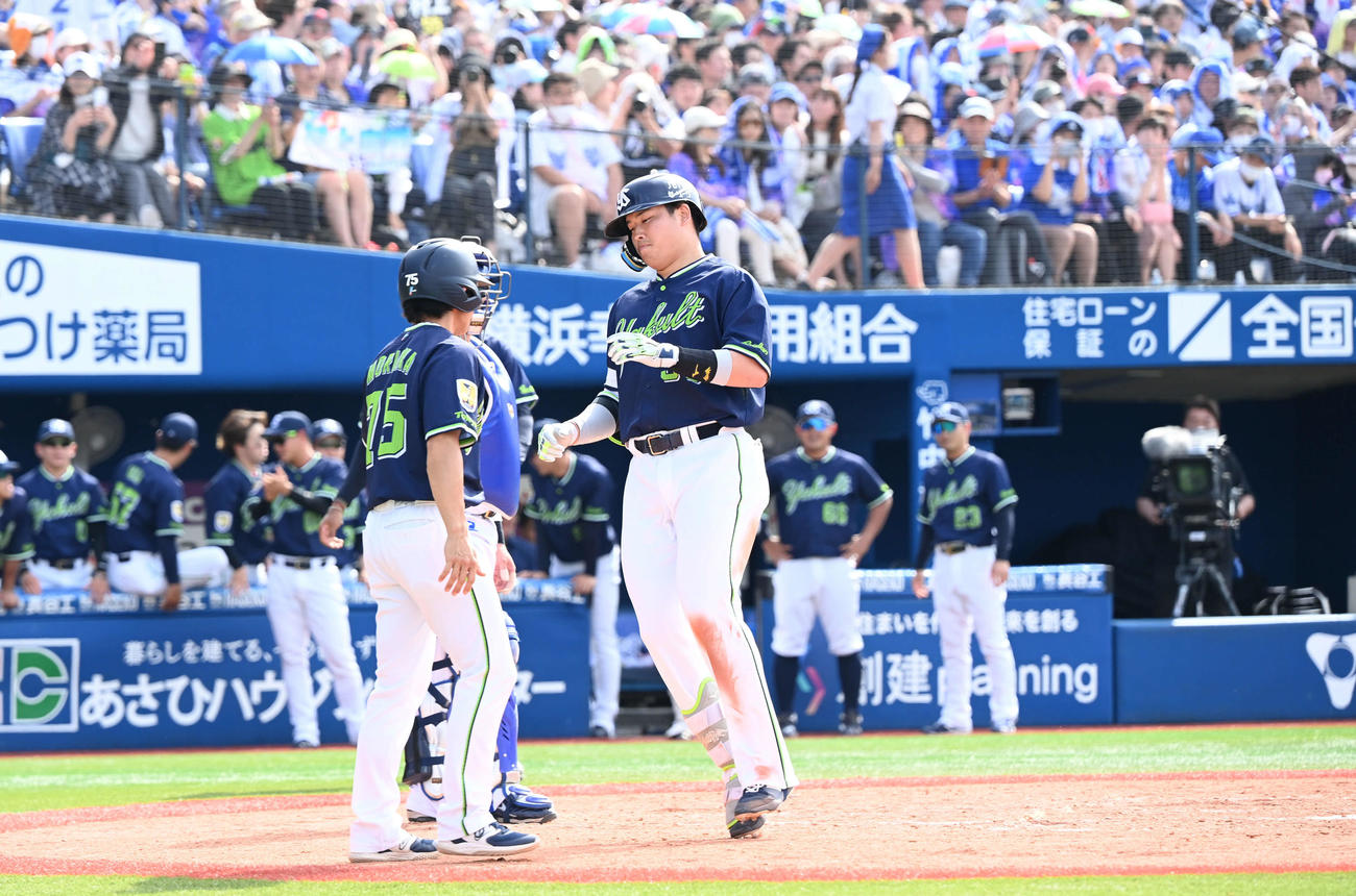 DeNA対ヤクルト　4回表ヤクルト無死一塁、中越え2点本塁打を放った村上（右）はジャンプして生還（撮影・山崎安昭）