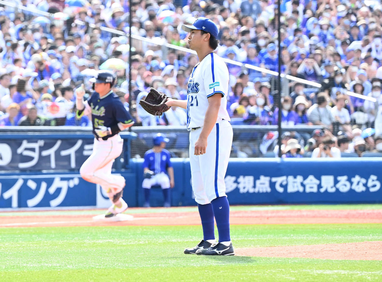 DeNA対ヤクルト　4回表ヤクルト無死一塁、村上（後方）に2点本塁打を許した今永（撮影・山崎安昭）