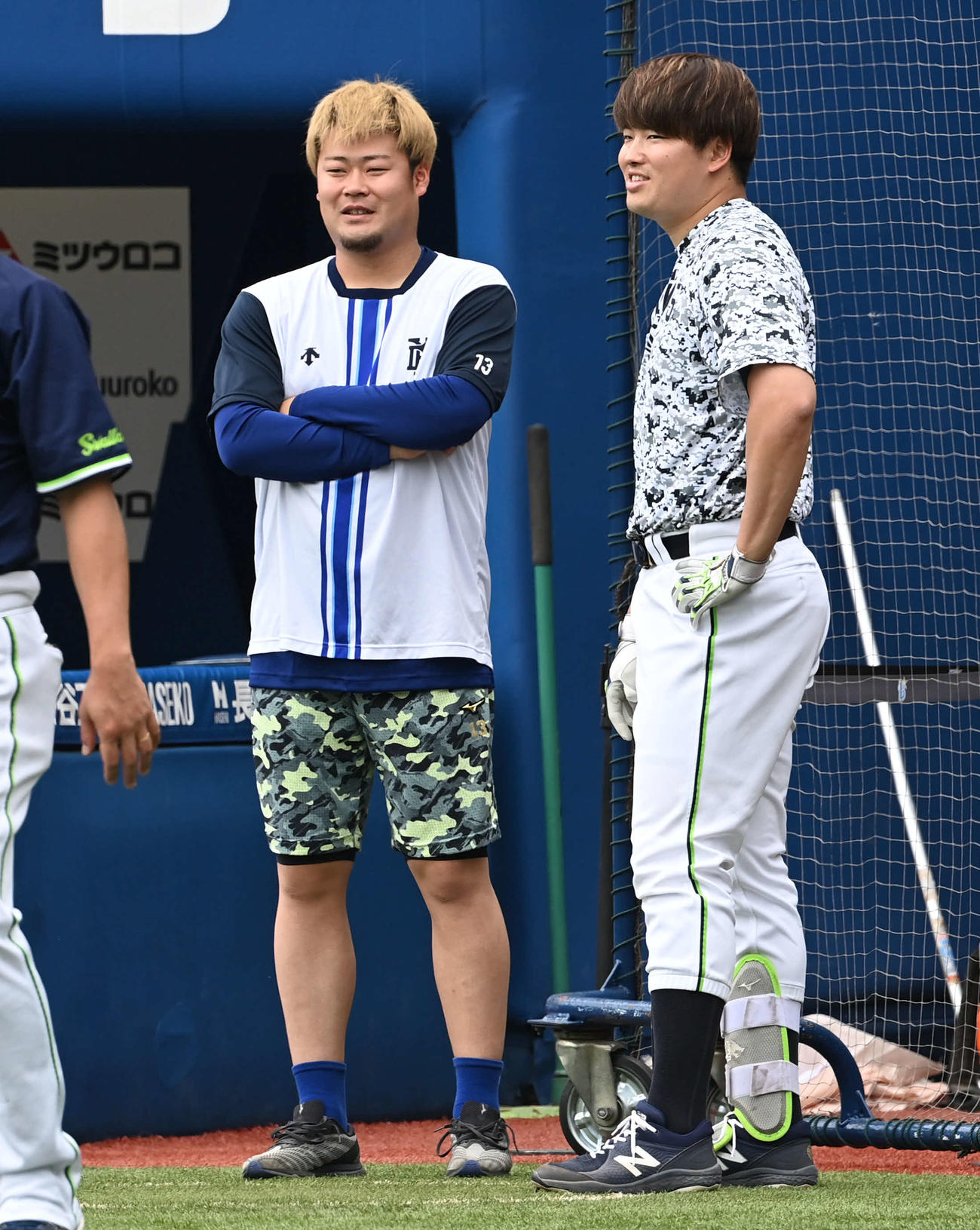 DeNA対ヤクルト　試合前、談笑するDeNA伊勢（左）とヤクルト村上（撮影・山崎安昭）