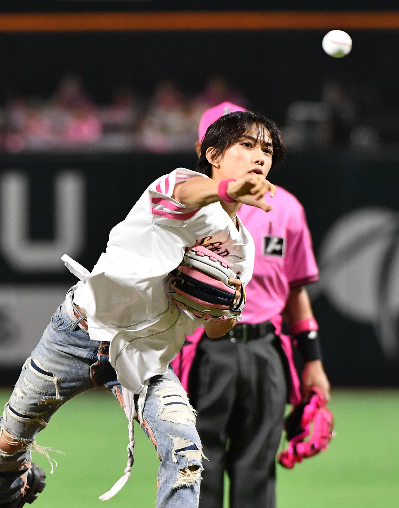 ソフトバンク対西武　始球式を務めたINIの池崎理人（撮影・岩下翔太）