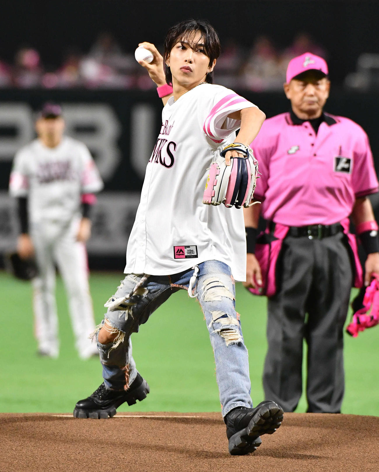 ソフトバンク対西武　始球式を務めたINIの池崎理人（撮影・岩下翔太）