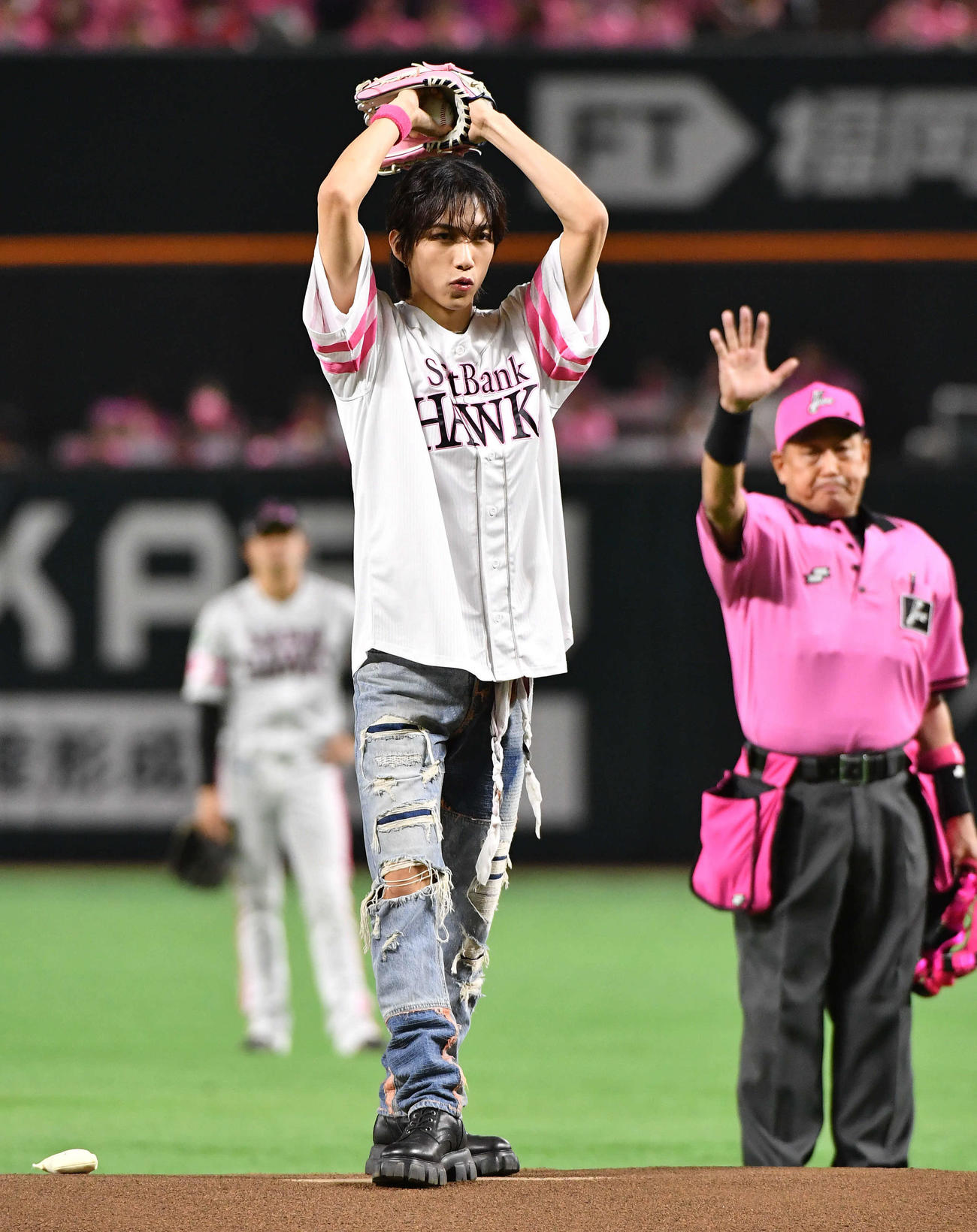 ソフトバンク対西武　始球式を務めたINIの池崎理人（撮影・岩下翔太）