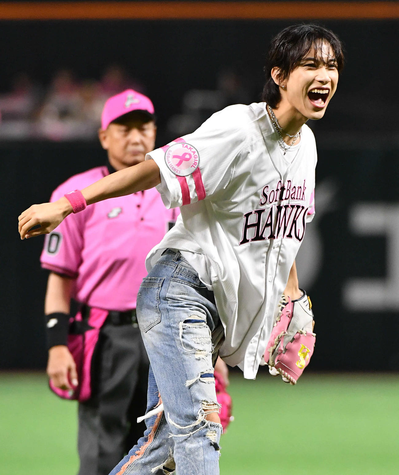 ソフトバンク対西武　始球式を務めたINIの池崎理人（撮影・岩下翔太）