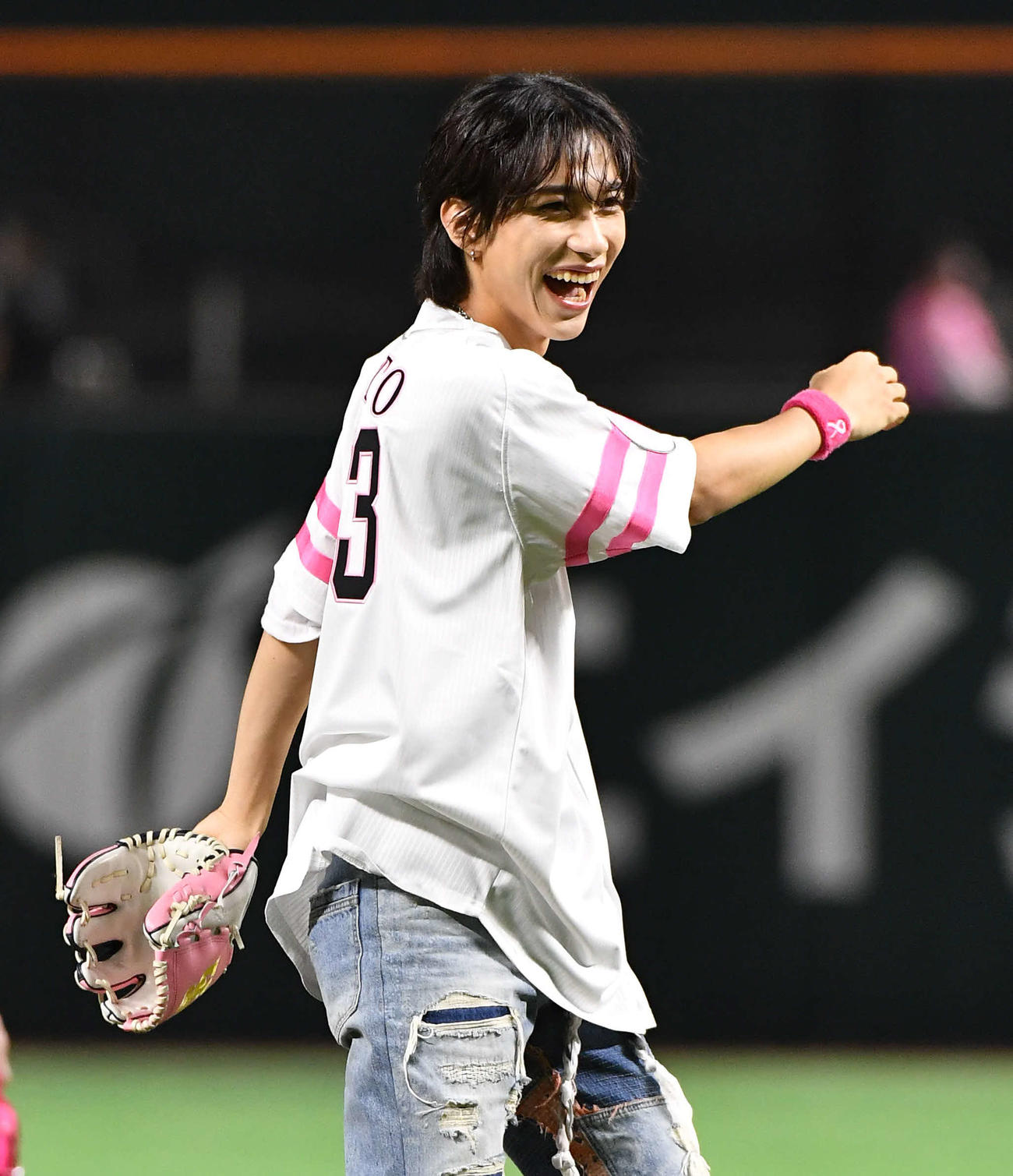 ソフトバンク対西武　始球式を務めたINIの池崎理人（撮影・岩下翔太）