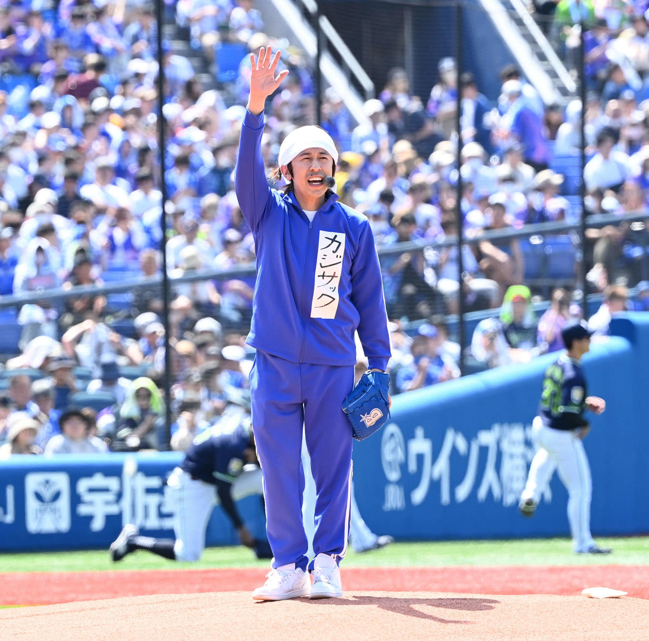 DeNA対ヤクルト　セレモニアルピッチを終えてあいさつするカジサックこと梶原雄太（撮影・山崎安昭）