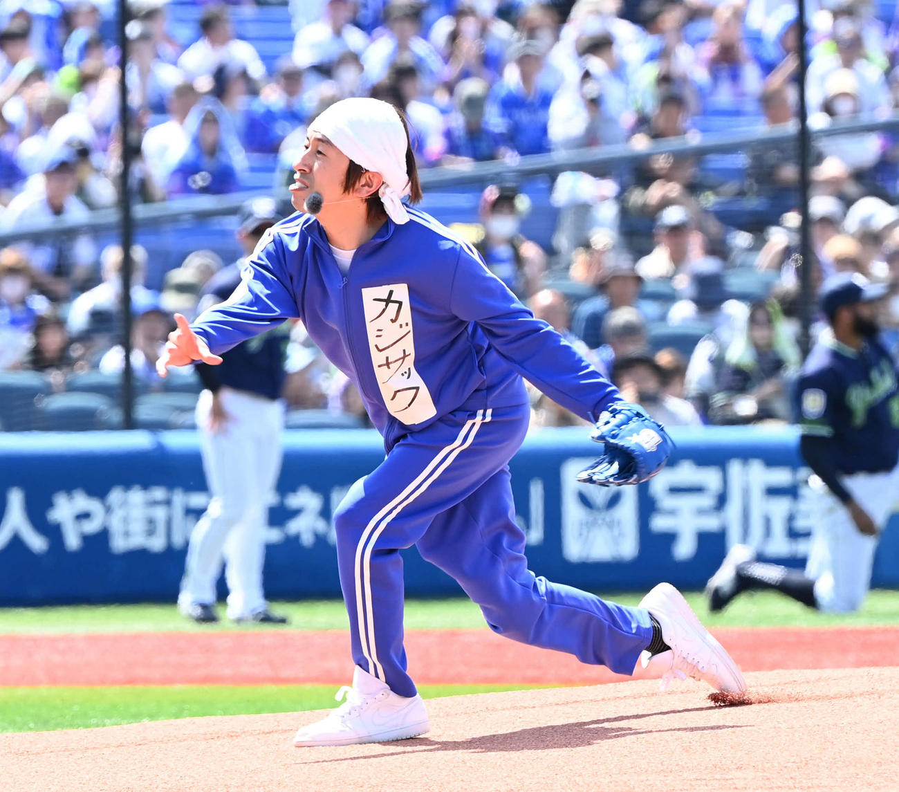 DeNA対ヤクルト　セレモニアルピッチで投球するカジサックこと梶原雄太（撮影・山崎安昭）