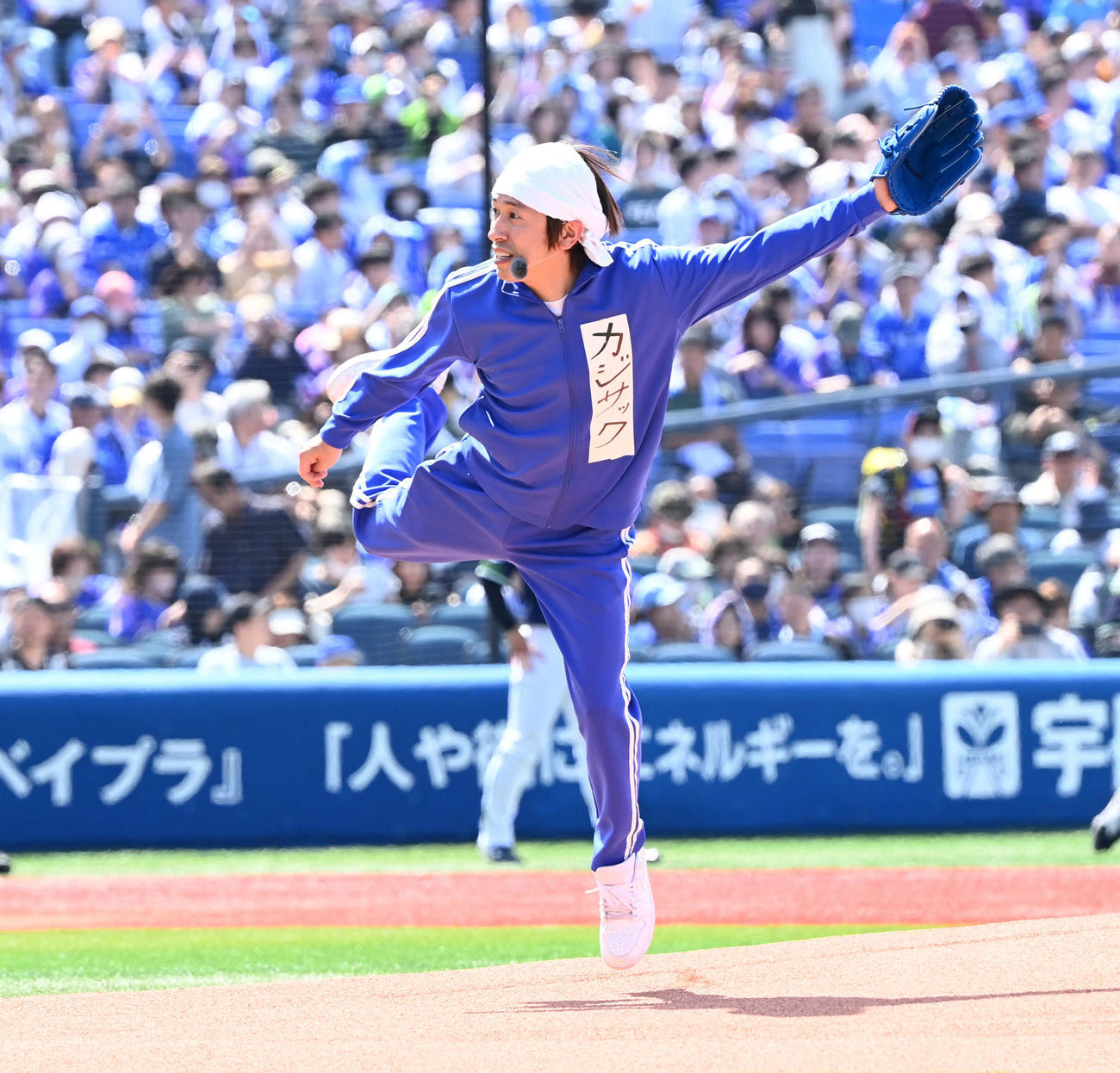 DeNA対ヤクルト　セレモニアルピッチで投球するカジサックこと梶原雄太（撮影・山崎安昭）