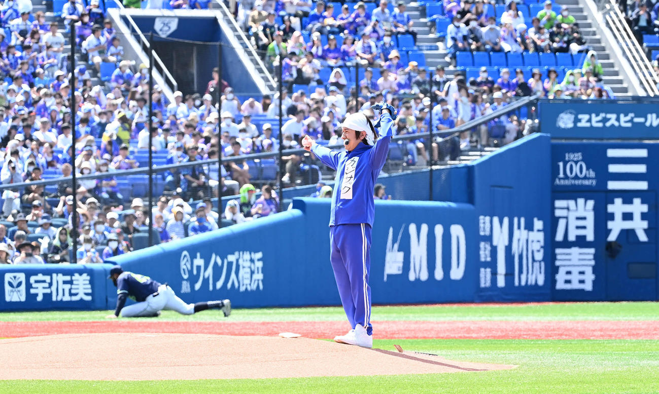 DeNA対ヤクルト　セレモニアルピッチを前にポーズを決めるカジサックこと梶原雄太（撮影・山崎安昭）
