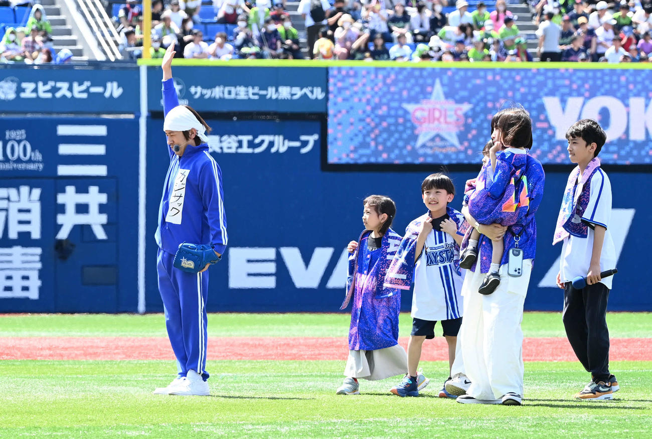 DeNA対ヤクルト　家族の応援を受けてセレモニアルピッチに臨むカジサックこと梶原雄太（撮影・山崎安昭）