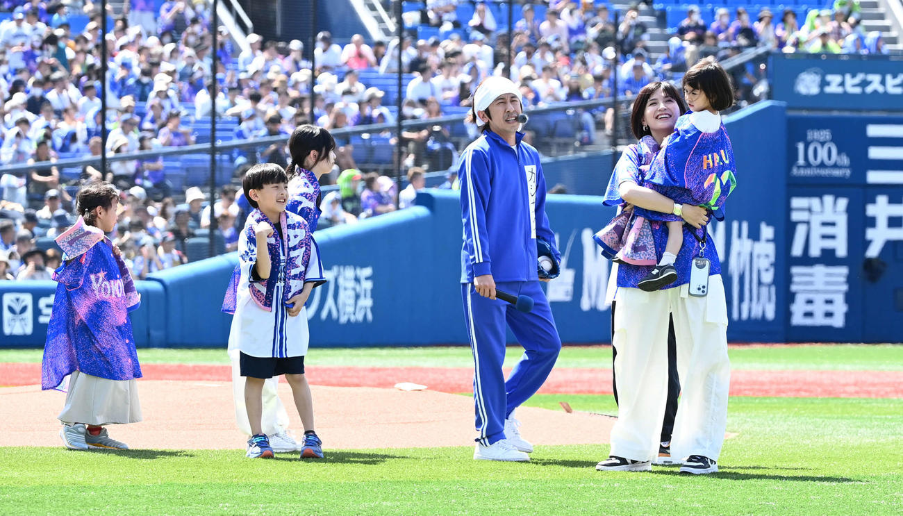 DeNA対ヤクルト　セレモニアルピッチに臨むカジサックこと梶原雄太（中央）は家族と一緒にあいさつ（撮影・山崎安昭）