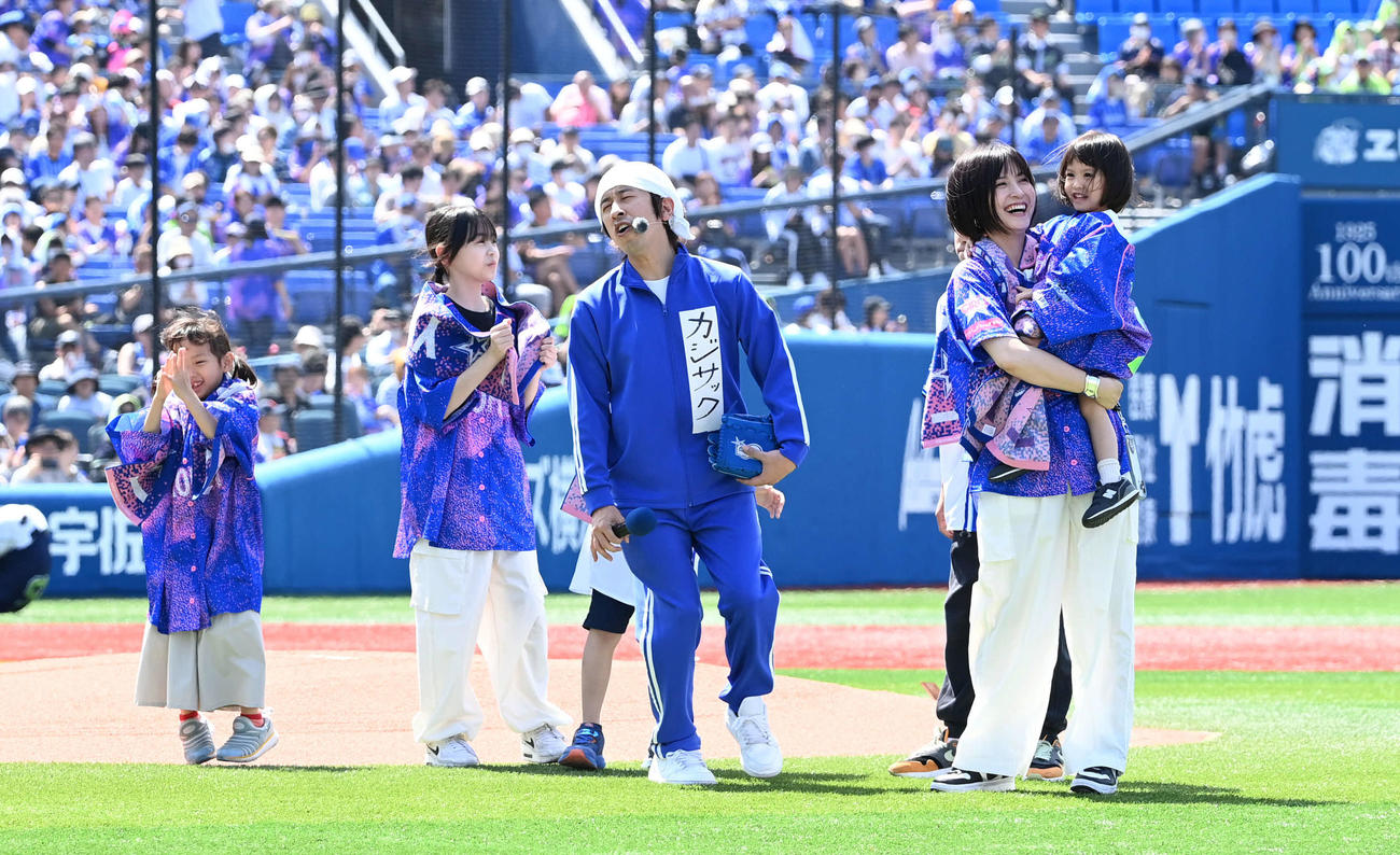 DeNA対ヤクルト　セレモニアルピッチに臨むカジサックこと梶原雄太（中央）は家族と一緒にあいさつ（撮影・山崎安昭）