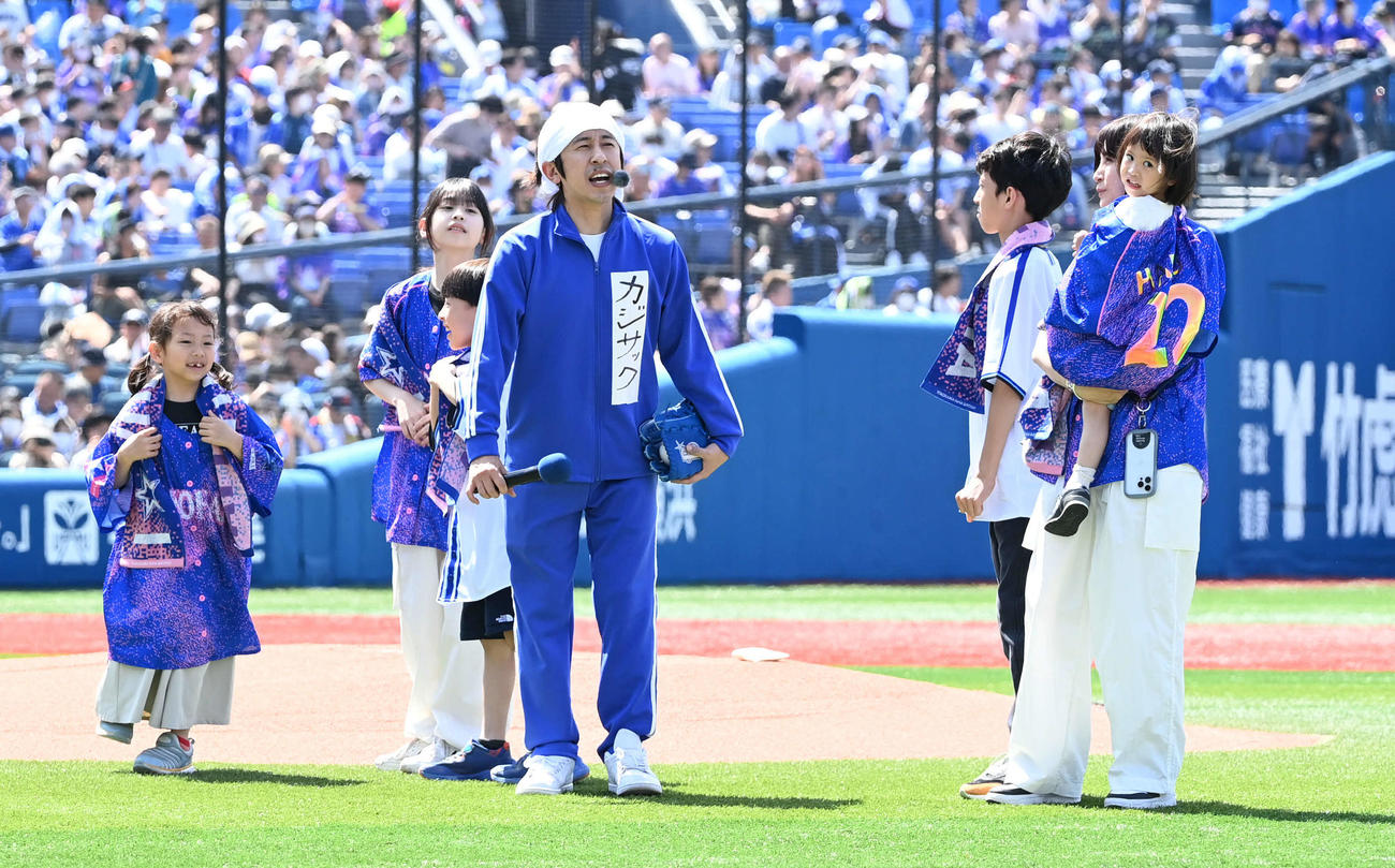 DeNA対ヤクルト　セレモニアルピッチに臨むカジサックこと梶原雄太（中央）は家族と一緒にあいさつ（撮影・山崎安昭）