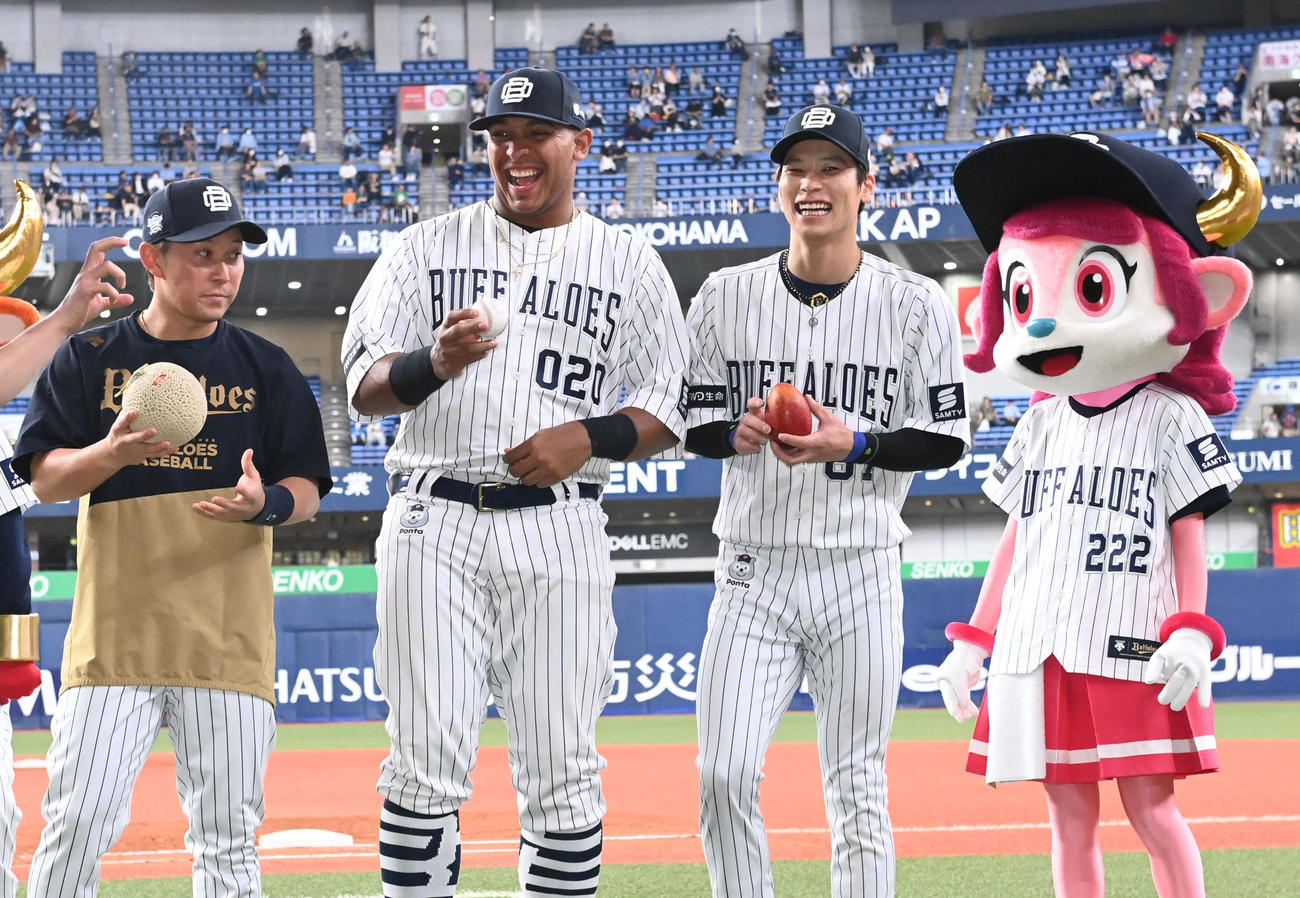 オリックス対日本ハム　キャンプ地宮崎の特産物を持ち笑顔を見せる左から西野、セデーニョ、中川圭（撮影・和賀正仁）